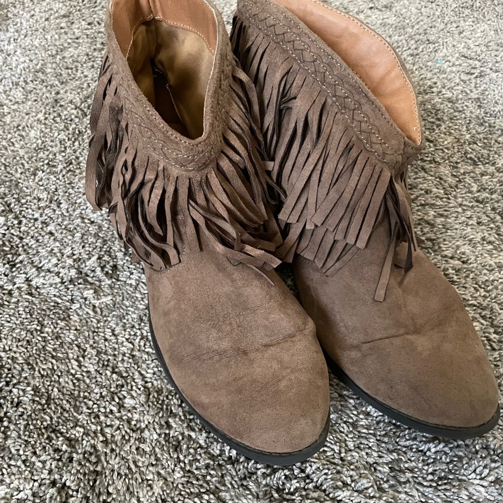 Qupuid tan Suede ankle fringe booties